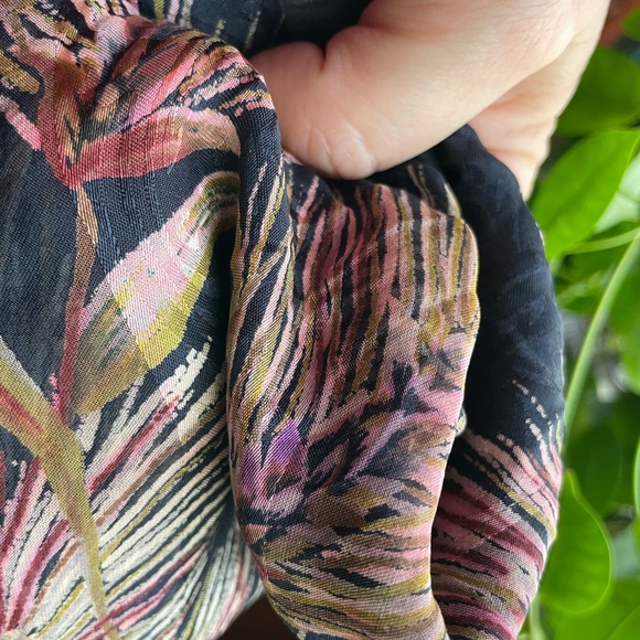 Anne Klein  hand rolled scarf…32*32 inch - Picture 8 of 11